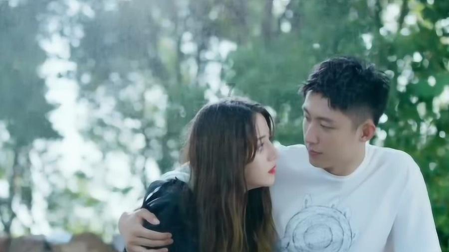 探索防弹少年团成员J-HOPE飞往芝加哥出席音乐节,为何此次他只身前往?,发现无限精彩!